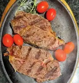 Bifes grelhados com tomates cereja