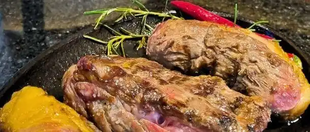 Delicioso bife na grelha com ervas.