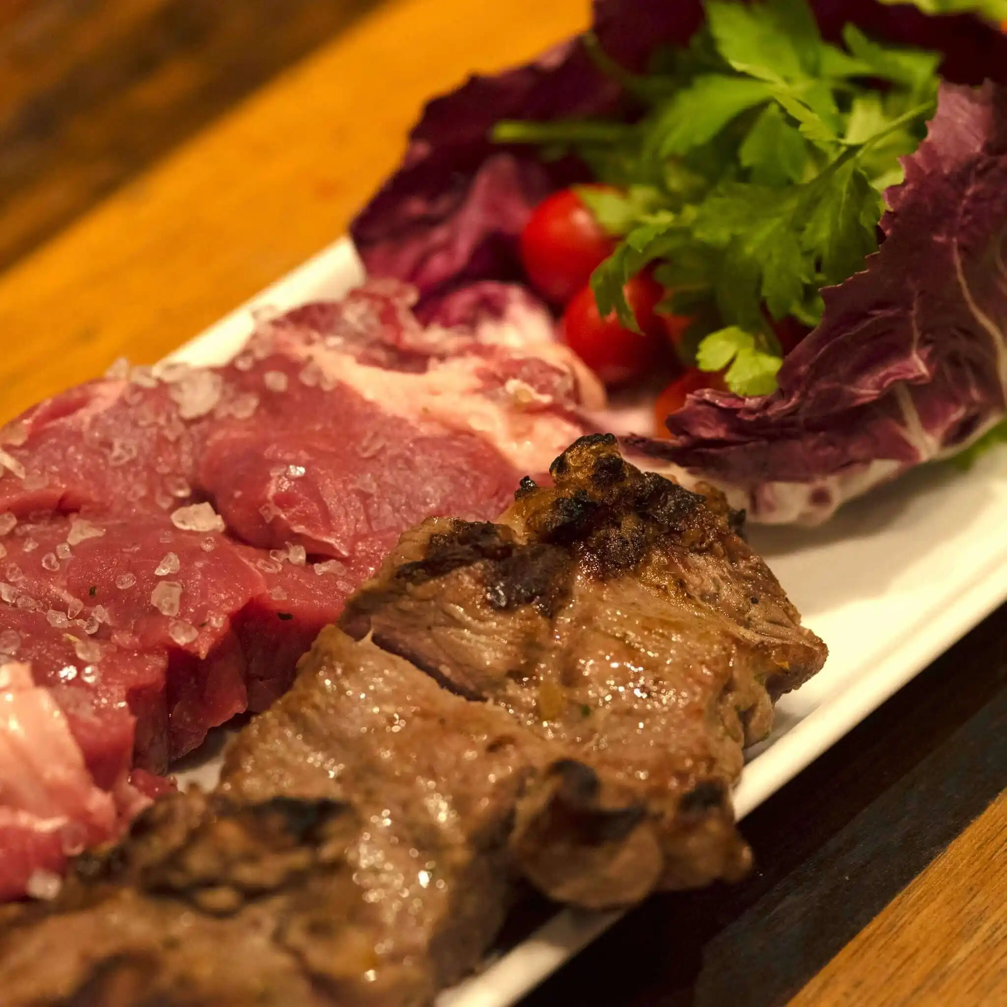 Prato com carne vermelha e vegetais.