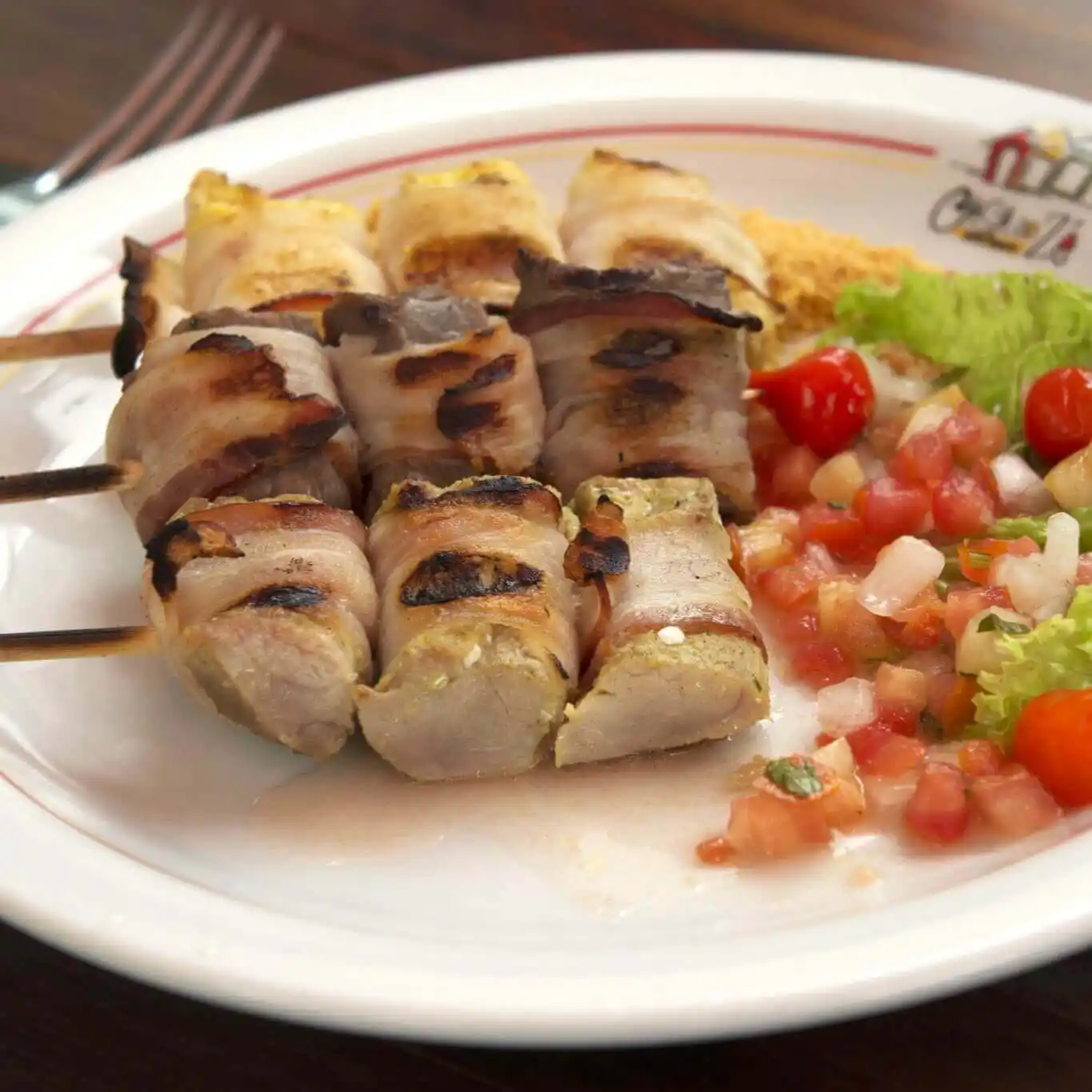 Espetinhos de carne com guarni&ccedil;&otilde;es coloridas