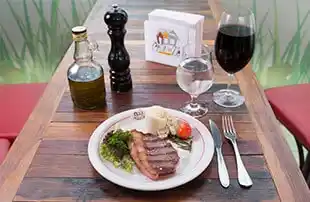 Prato de carne com vinho tinto