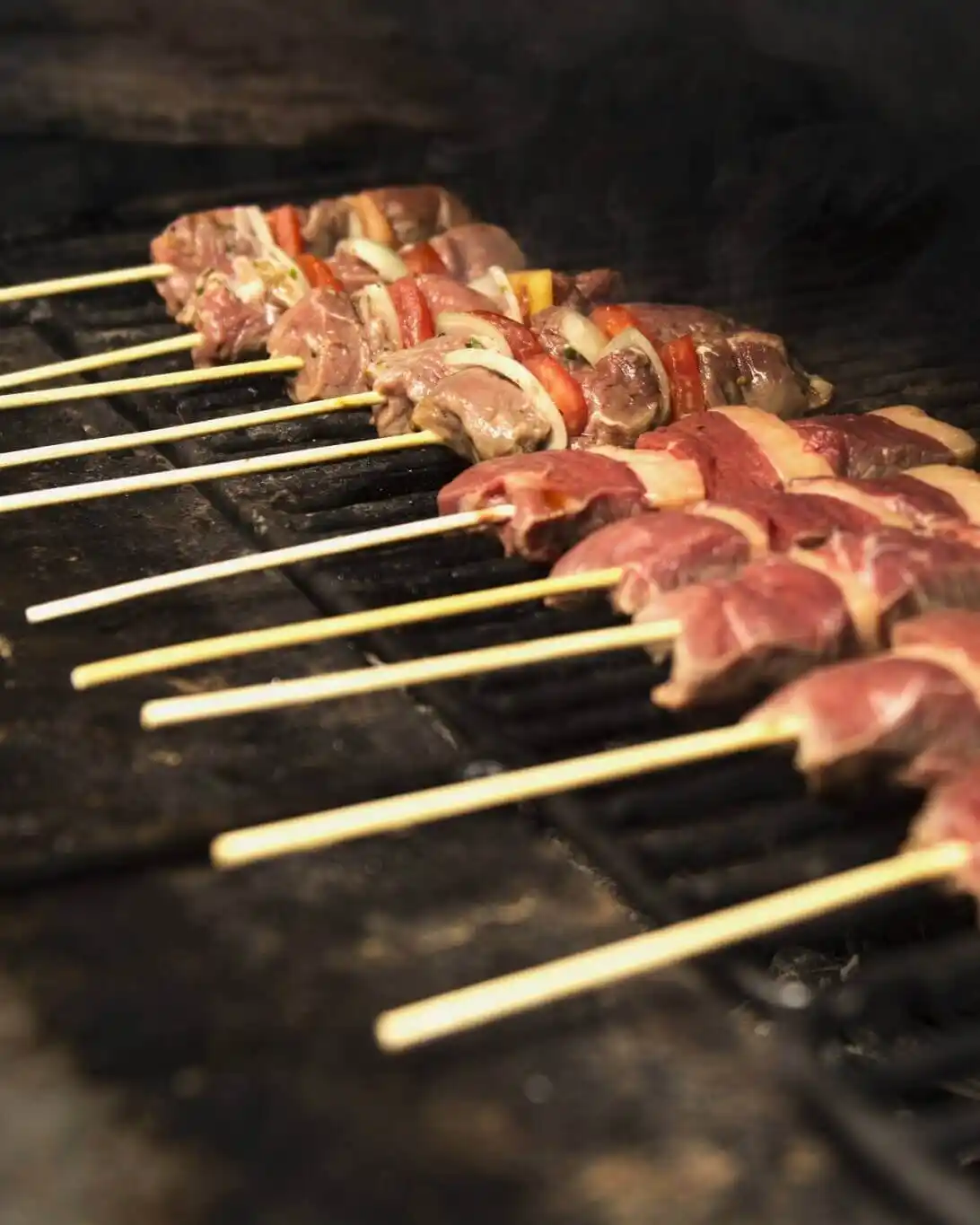 Espetinhos de carne na grelha.